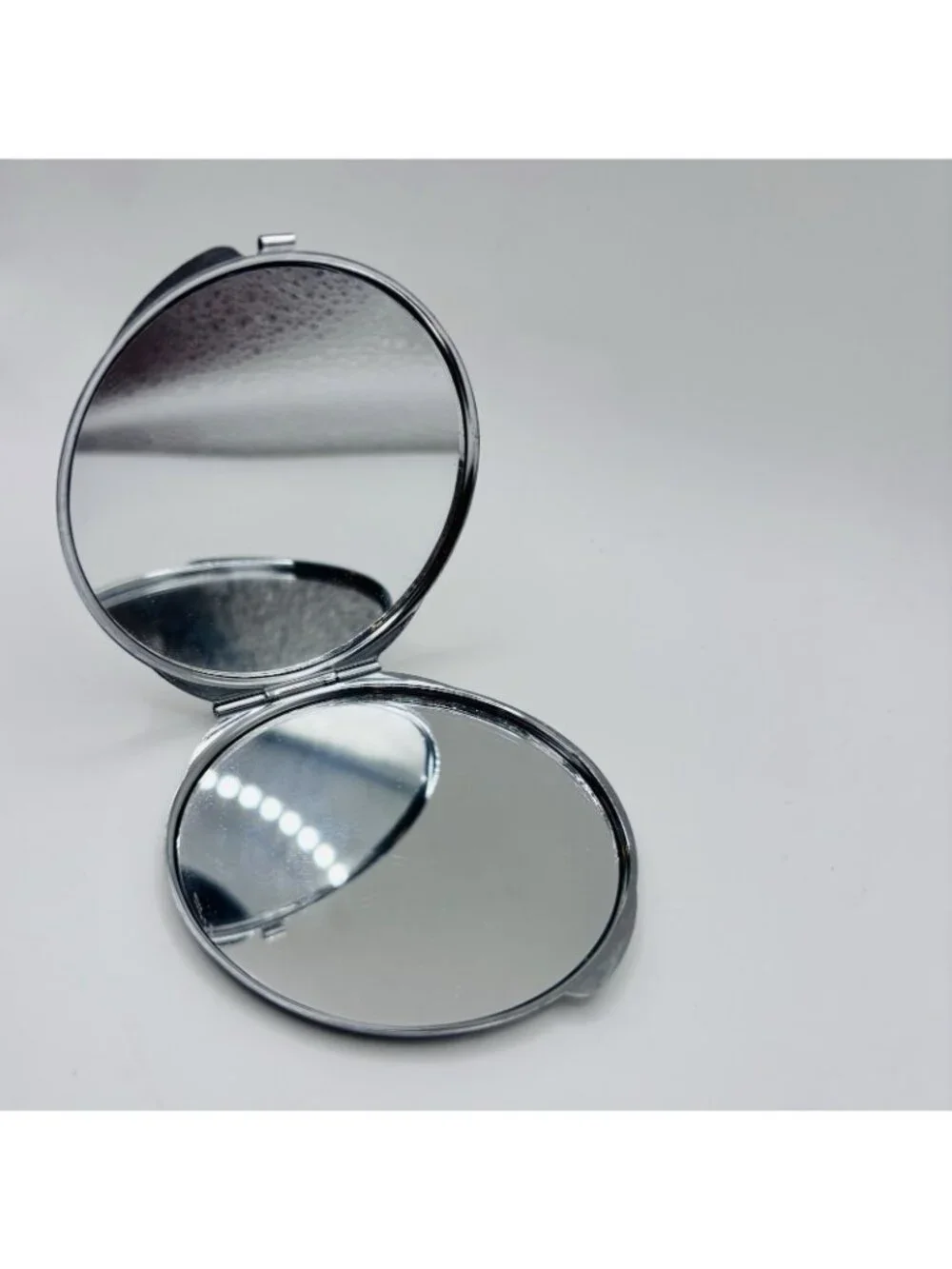 Vtg. Rhinestone Jeweled Silver Tone Compact Dual Mirrored Vanity Makeup 2.75x3in